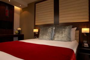 The Bedrooms at Quality Maitrise Hotel Maida Vale