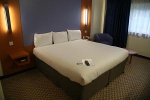 The Bedrooms at Days Hotel London North (Formerly London Gateway)